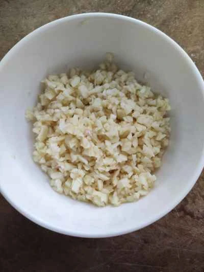 ニンニク入り蒸しベビーチンゲン菜ロールの作り方:2