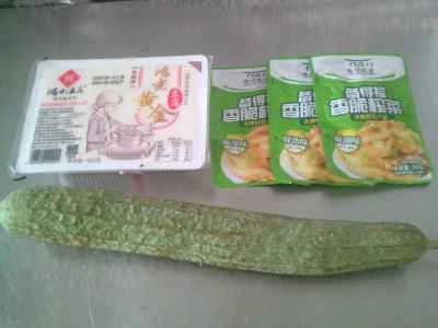 漬けたカラシナ、細切りヘチマ、さいの目に切ったヘチマを使った豆腐の煮込みの作り方：1