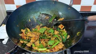 唐辛子とニンニクの葉で煮込んだ豚バラ肉の作り方：7