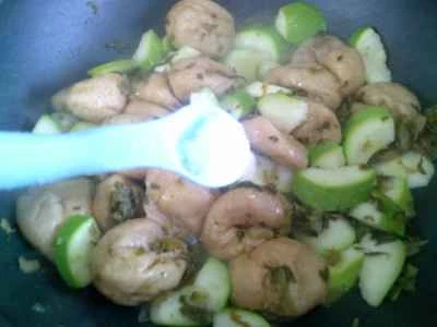 ズッキーニとピクルスのマスタードグリーン、揚げグルテン炒めの作り方：8