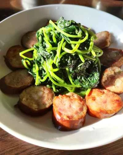 サツマイモの葉と赤ソーセージの炒め物の作り方:7