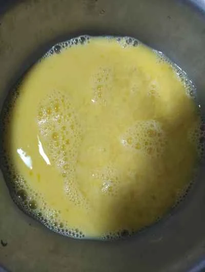 玉ねぎ入りスクランブルエッグの作り方：2