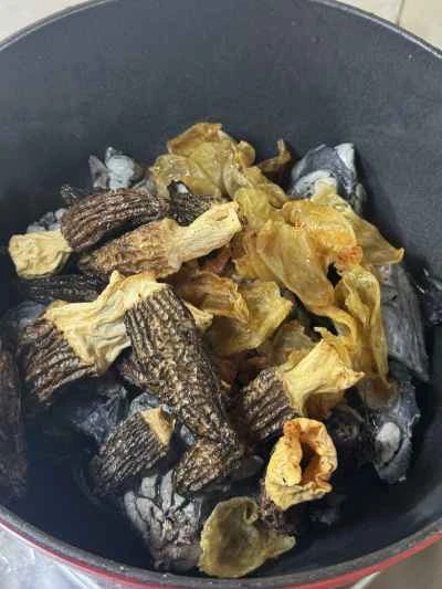 アミガサタケ、魚の浮き袋、黒鶏のスープを作る手順：4