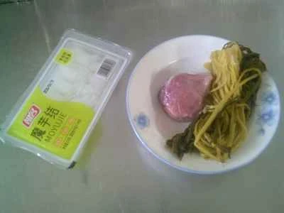 こんにゃくの結び目と豚肉の赤身と漬物の炒め物の作り方：1