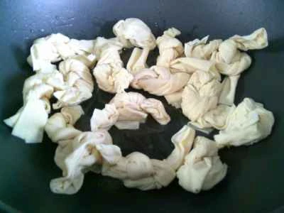 豆腐の結び目と千切りの辛子菜の炒め物の作り方：4