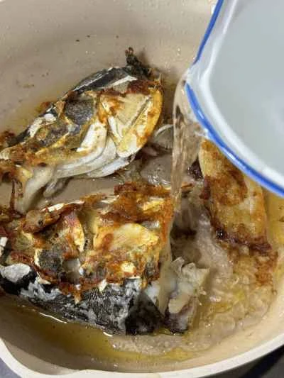 アサリ入り魚の頭煮込みの作り方：6