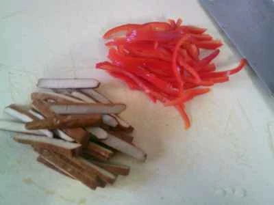 キャベツの茎と赤ピーマン、干し豆腐の炒め物の作り方：2