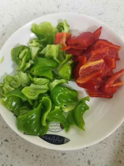 緑と赤のジャガイモのスライスを作る手順：1