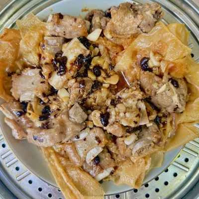 発酵黒豆と豆腐皮を添えた蒸し豚スペアリブのレシピ