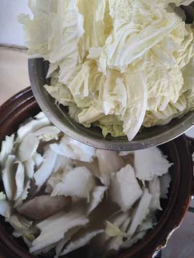 手で千切りしたキャベツと春雨を使った豚スペアリブの煮込みの作り方：6