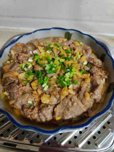 サテソースで豆腐皮と牛肉の蒸し煮を作る手順：9