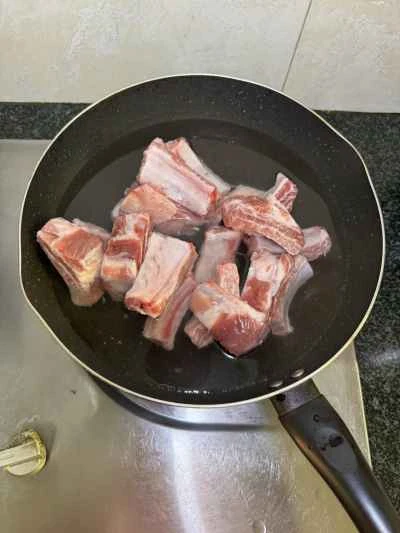 豚スペアリブとライスヌードルの煮込みの作り方：1