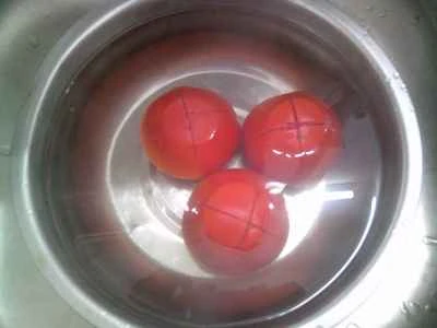 トマトとオイルの三角形を作る手順：3