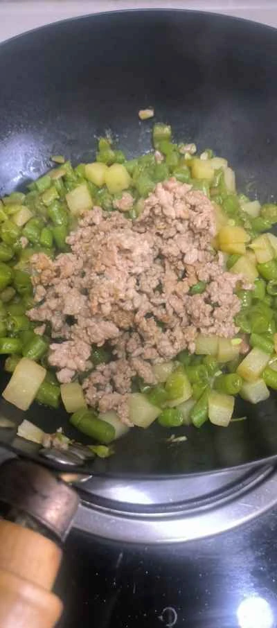 ひき肉、ジャガイモ、インゲンの炒め物の作り方：4