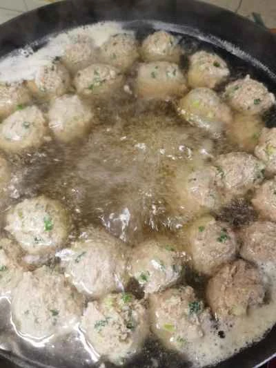 ゆでミートボール、怠け者のレシピ：9つのステップ