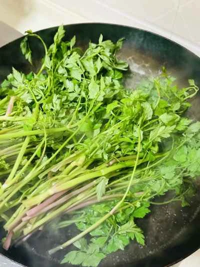 野生セロリと塩漬け豚肉の炒め物を作る手順：1