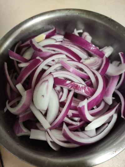 ナスと黒豆、玉ねぎの炒め物を作る手順：1