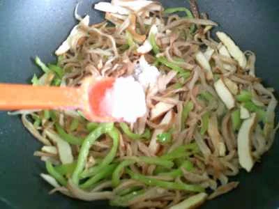 ピーマン、干し豆腐、千切り高菜の漬物の炒め物を作る手順：8