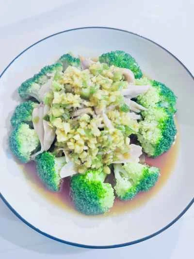 生姜とネギを添えた細切りチキンのレシピ