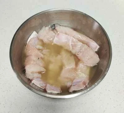 カリカリに揚げた魚の細切りを作る手順：2