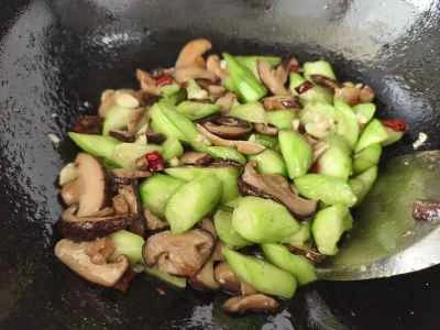 椎茸とヘチマの炒め物の作り方：6