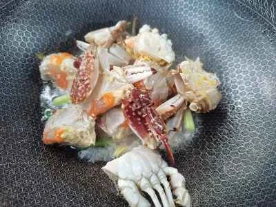 小さな赤身ガニの煮込みレシピの手順：3