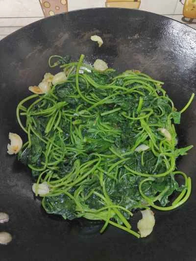 焼きチリソースで炒めたサツマイモの葉の作り方：7