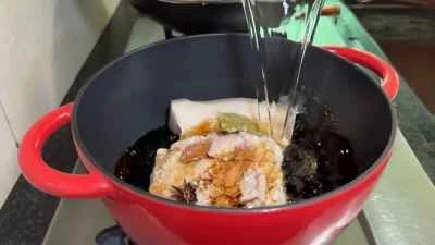 土鍋で豚肉の煮込みを作る手順：4