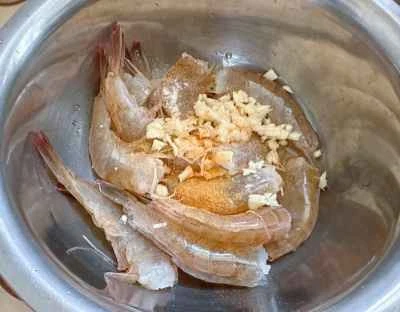 ガーリックバターシュリンプのレシピ手順：2