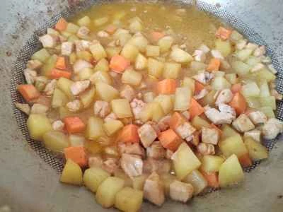 鶏胸肉とさいの目に切った野菜の炒め物の作り方：8