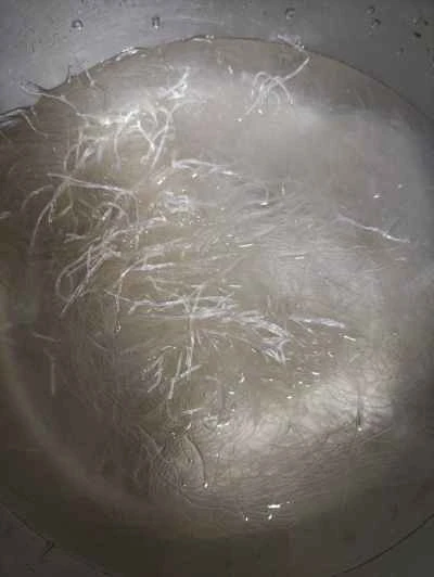 玉ねぎと卵で炒めた里芋と春雨の作り方:1