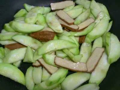 乾燥豆腐とヘチマの炒め物を作る手順:5