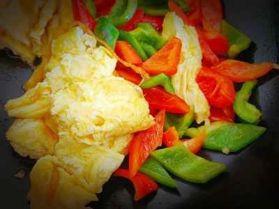 緑と赤のピーマン入りスクランブルエッグの作り方：6