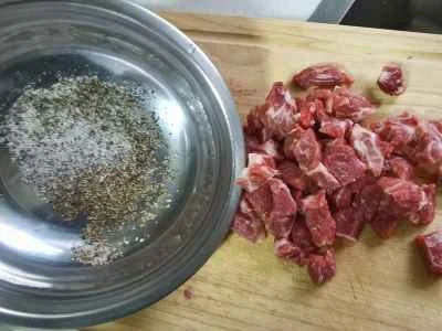 エリンギと牛肉の角切りを作る手順：2