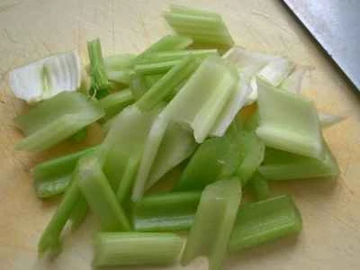 椎茸、豆腐皮、セロリの炒め物の作り方：3