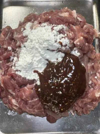 黒胡椒と薄切り肉で炒めたピーマンの作り方：2