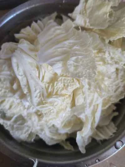 手で千切りしたキャベツと春雨を使った豚スペアリブの煮込みの作り方：3