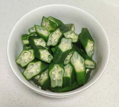 豚肉とニンジン、オクラの炒め物の作り方：2