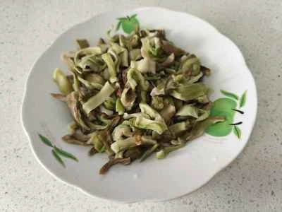 乾燥レタスとキクラゲの炒め物を作る手順：1