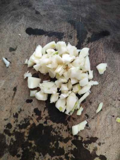 春野菜の芽キャベツと中華ソーセージの炒め物の作り方：2