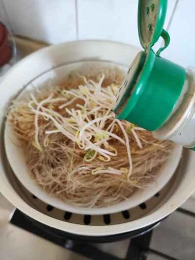 里芋ともやしと春雨の蒸し煮の作り方：4