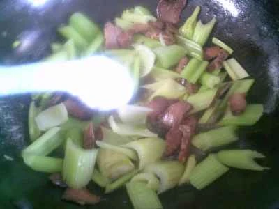 セロリと豚肉の煮込み炒めの作り方：10