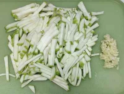 細切り豚肉とヘチマの炒め物を作る手順：1