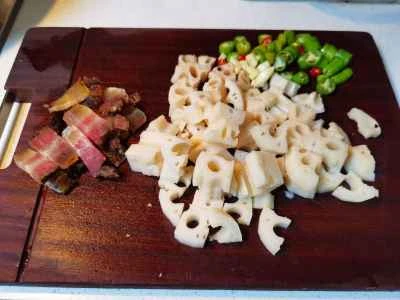 レンコンと豚肉の塩漬け炒めの作り方：3