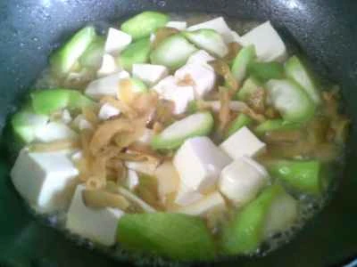 漬けたカラシナ、細切りヘチマ、角切りヘチマを使った煮豆腐の作り方：7