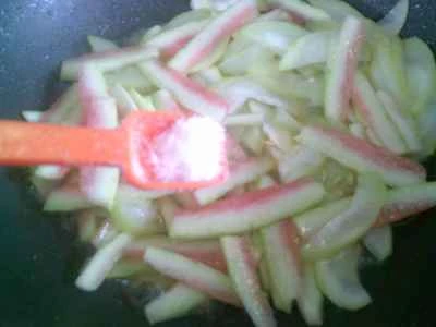 スイカの皮と夜咲き花の炒め物の作り方：11