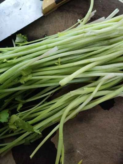 ハルビン赤ソーセージとセロリの炒め物の作り方：2