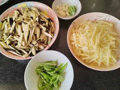 千切りジャガイモ、千切りナス、千切りピーマンの炒め物を作る手順：1