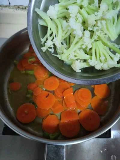 ニンジンとカリフラワーの炒め物の作り方：6