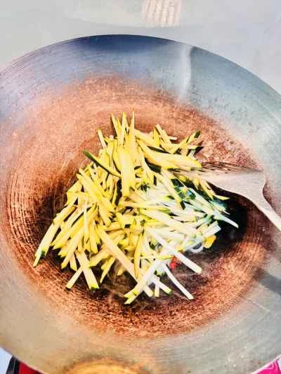 ズッキーニとピーマンのピクルス炒めの作り方：2